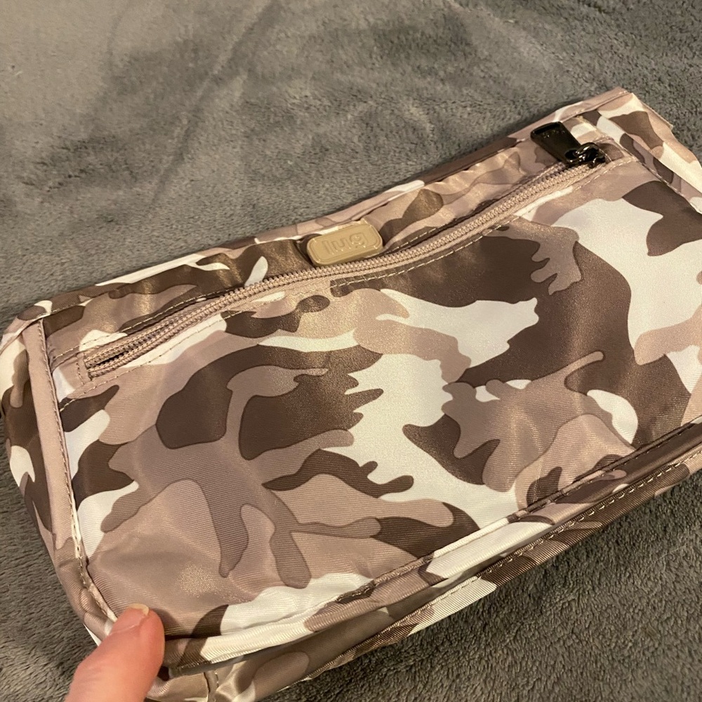 Lug Parasail Camo Taupe NWOT -Camouflage Travel Organizer Pouch - Taupe Camo